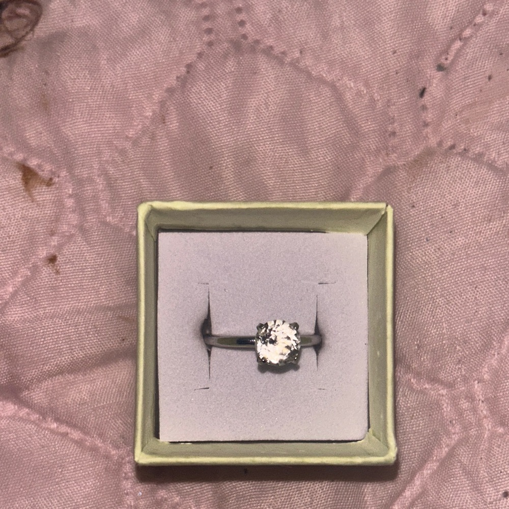 Vintage Elegant Vanderbilt Silver Solitaire Ring - Picture 5 of 5